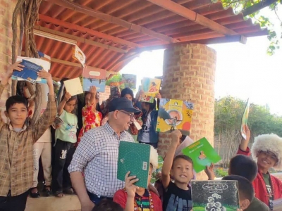کتاب های انجمن نویسندگان کودک و نوجوان در دستان کودکان مرزنشین